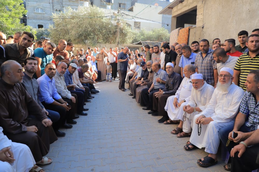 وفد وطني وشعبي كبير يضم العشرات من قادة الفصائل والمجتمع الفلسطيني والوجهاء والمخاتير يزورون عائلة دردونة في جباليا شمال قطاع غزة.jpg