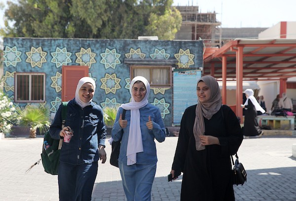 طلبة الثانوية العامة يحتفلون باليوم الأخير من امتحانات توجيهي في مدينة غزة 12.jpg