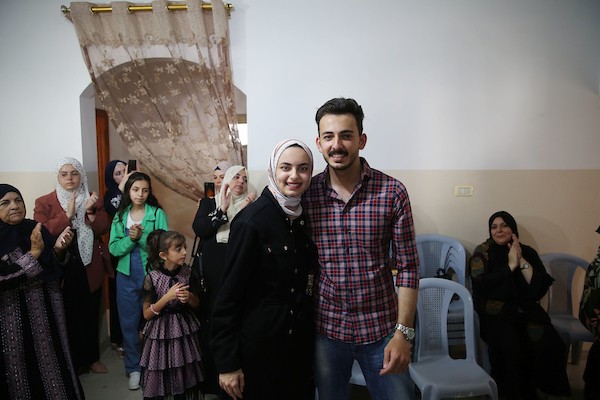 الطالبة نغم النجار والحاصلة على بنسبة 99.1% في غزة 4.jpg