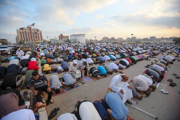 صلاة عيد الأضحى المبارك في مدينة النصيرات وسط قطاع غزة 17.jpg