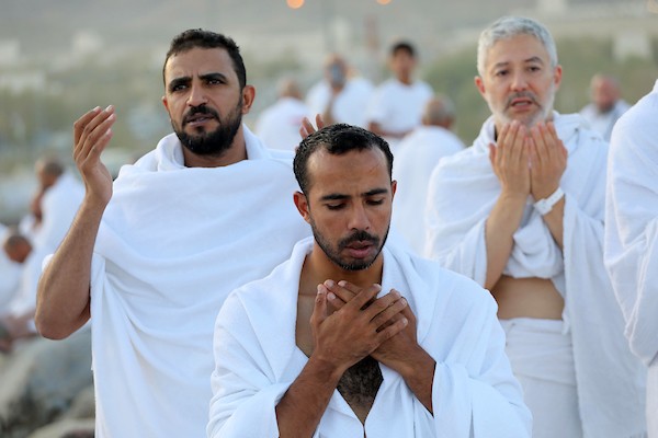 الحجاج المسلمون يقفون على جبل عرفات لأداء مناسبك الحج في مدينة مكة المكرمة 68.jpg