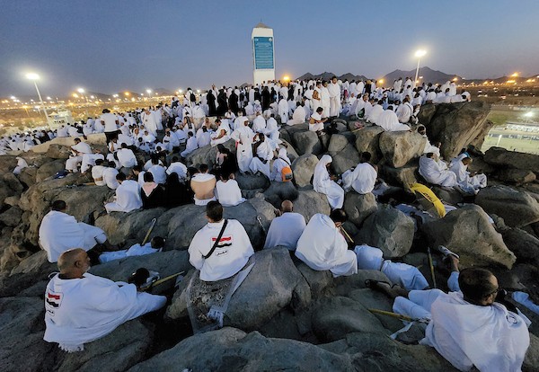 الحجاج المسلمون يقفون على جبل عرفات لأداء مناسبك الحج في مدينة مكة المكرمة 17.jpg