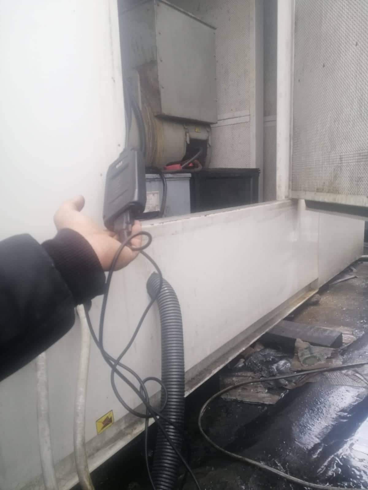 دائرة شؤون اللاجئين تعالج مشكلة كهرباء حي دير القاسي القديم بمخيم عين الحلوة وصيانة مولدها الكهربائي الرئيسي.jpg