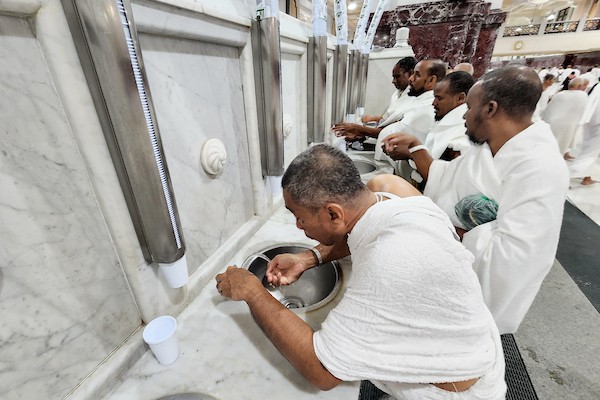 الحجاج المسلمون يشربون من ماء زمزم خلال موسم الحج داخل المسجد الحرام في مدينة مكة المكرمة 21.jpg