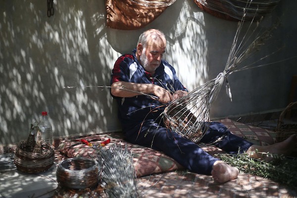 السبعيني زكريا عبود يجتهد في الحفاظ على مهنة صناعة سلال القش من الاندثار داخل منزله في سلفيت 9.jpg