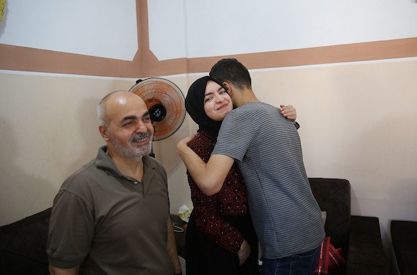 الطالبة اخلاص عاشور والحاصلة على نسبة 99.3% في غزة 3.jpg