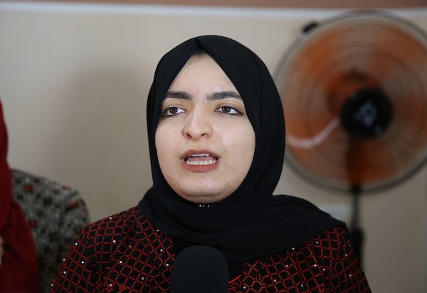 الطالبة اخلاص عاشور والحاصلة على نسبة 99.3% في غزة 2.jpg