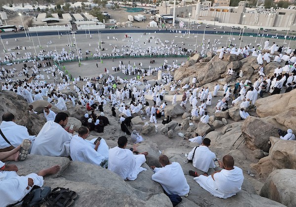 الحجاج المسلمون يقفون على جبل عرفات لأداء مناسبك الحج في مدينة مكة المكرمة 27.jpg