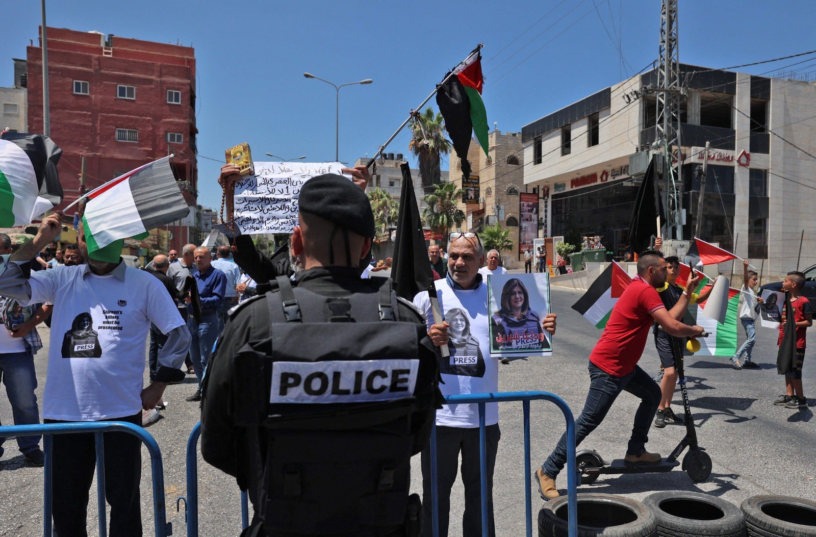 وقفة في بيت لحم تزامنًا مع زيارة بايدن تنديدًا بالمواقف الأميركية المنحازة للاحتلال وللتذكير بقضية شيرين أبو عاقلة .. تصوير ..  الفرنسية 3.jpg