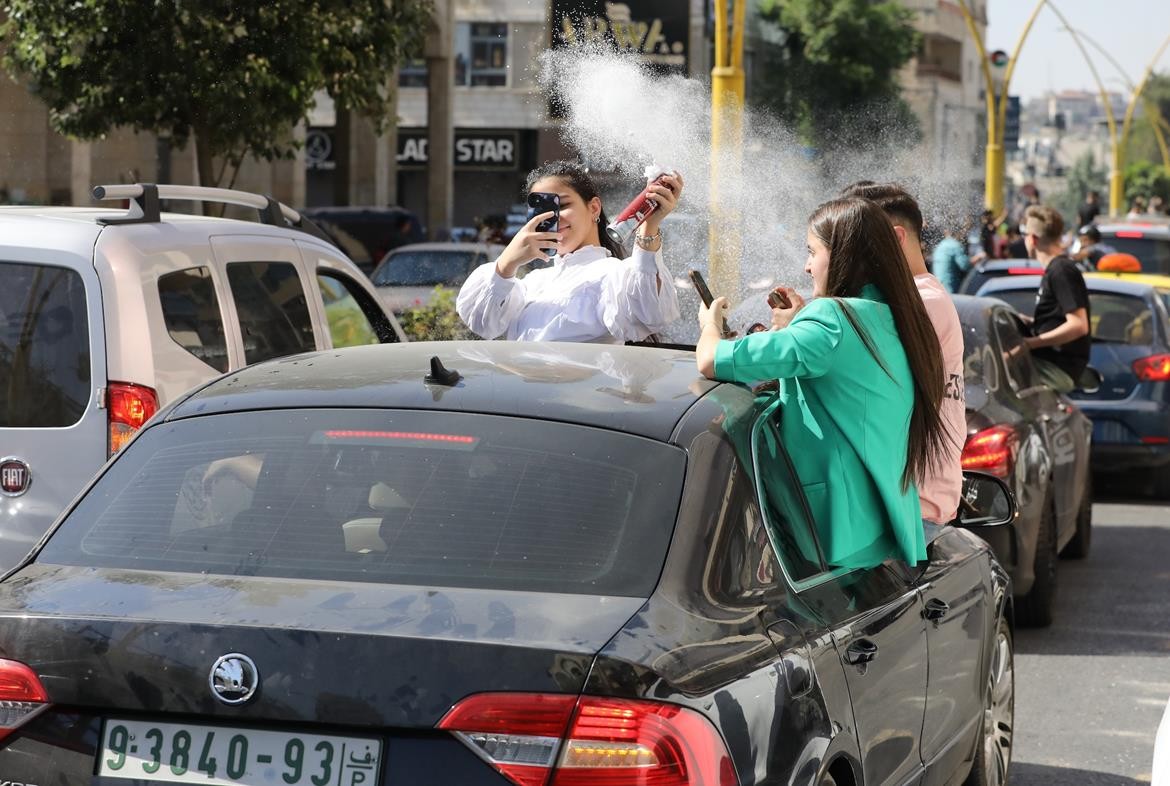 أجواء الاحتفالات بنتائج الثانوية العامة في مدينة الخليل 1.jpg