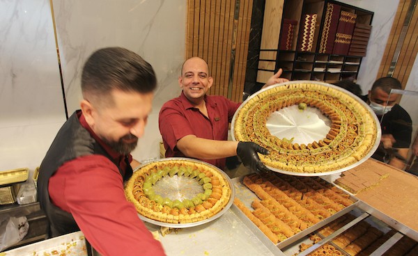 فلسطينيون يشترون الحلويات بعد ظهور نتائج الثانوية العامة في مدينة غزة 3.jpg