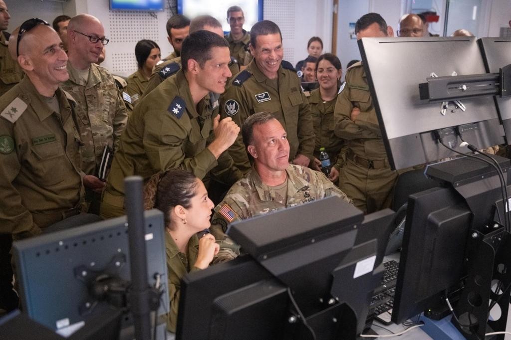 قائد سينتكوم يبحث في إسرائيل التهديدات الأمنية في الشرق الأوسط والخليج 3.jpg