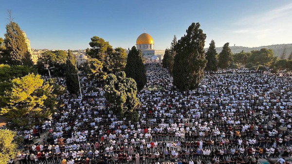 فلسطينيون يصلون صلاة العيد في اليوم الأول من عيد الأضحى في المسجد الأقصى في مدينة القدس 7.jpg