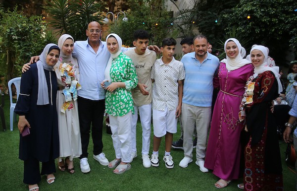 الطالبة فرح زهران والحاصلة على بنسبة 99% في غزة 6.jpg