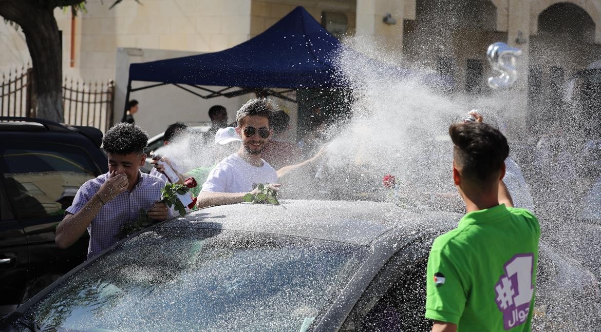 أجواء الاحتفالات بنتائج الثانوية العامة في مدينة الخليل 11.jpg