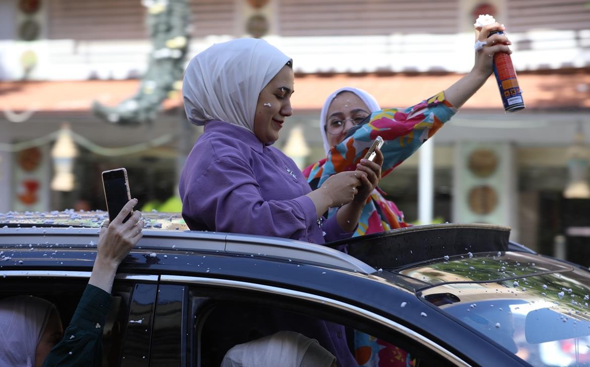 أجواء الاحتفالات بنتائج الثانوية العامة في مدينة الخليل 3.jpg