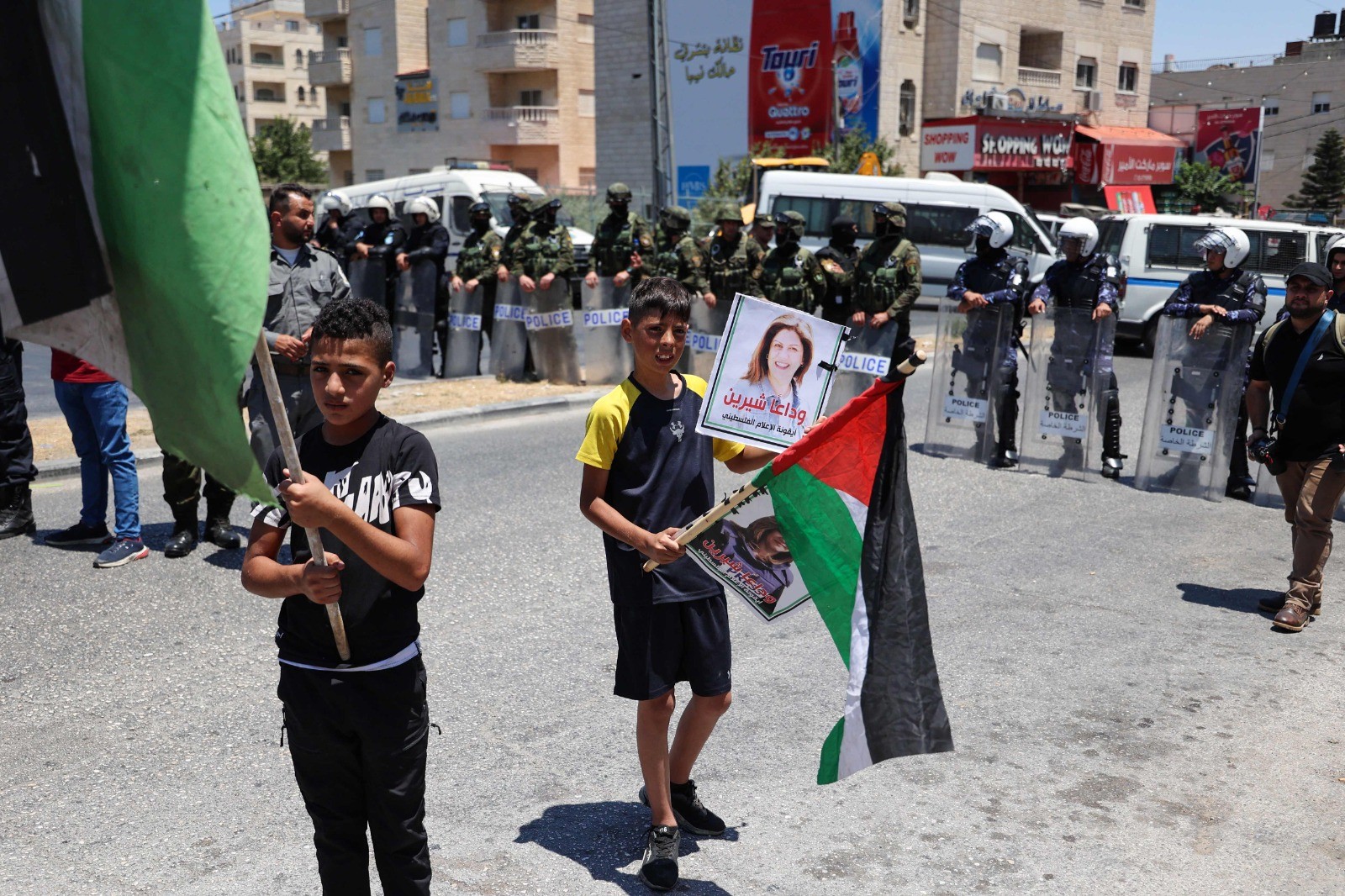 وقفة في بيت لحم تزامنًا مع زيارة بايدن تنديدًا بالمواقف الأميركية المنحازة للاحتلال وللتذكير بقضية شيرين أبو عاقلة .. تصوير ..  الفرنسية 1.jpg