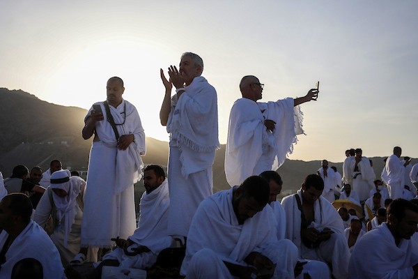الحجاج المسلمون يقفون على جبل عرفات لأداء مناسبك الحج في مدينة مكة المكرمة 49.jpg