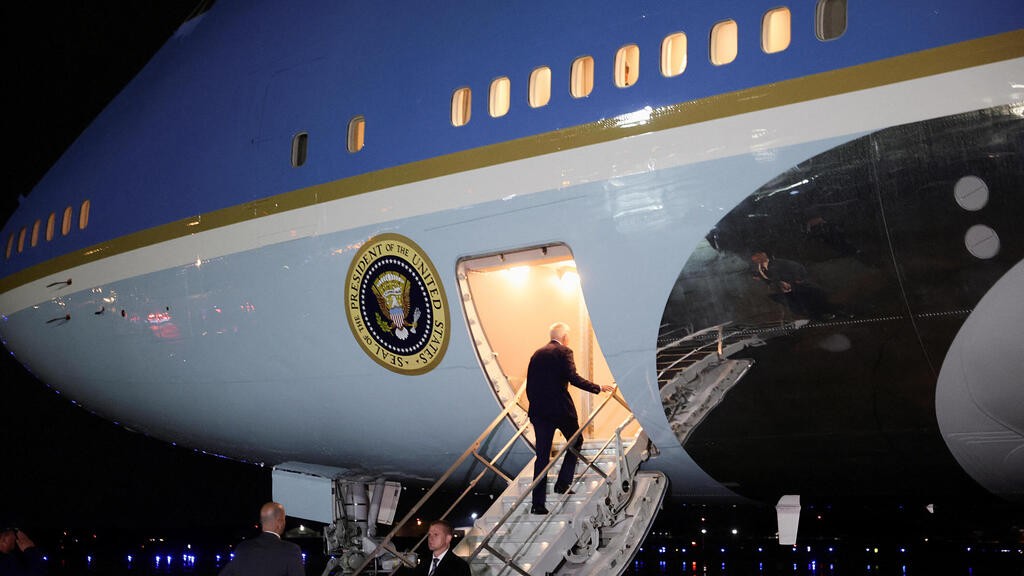 بايدن يصعد على متن الطائرة الرئاسية يوم الثلاثاء في طريقه بأول رحلة له كرئيس إلى الشرق الأوسط حيث يزور هناك إسرائيل والضفة والسعودية: إيفلين هوكستين - رويترز