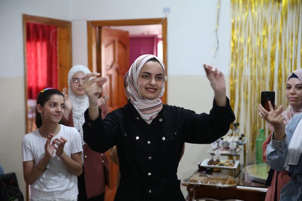 الطالبة نغم النجار والحاصلة على بنسبة 99.1% في غزة 3(1).jpg