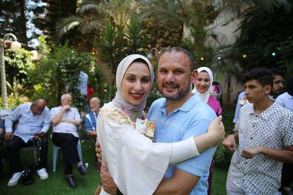 الطالبة فرح زهران والحاصلة على بنسبة 99% في غزة.jpg