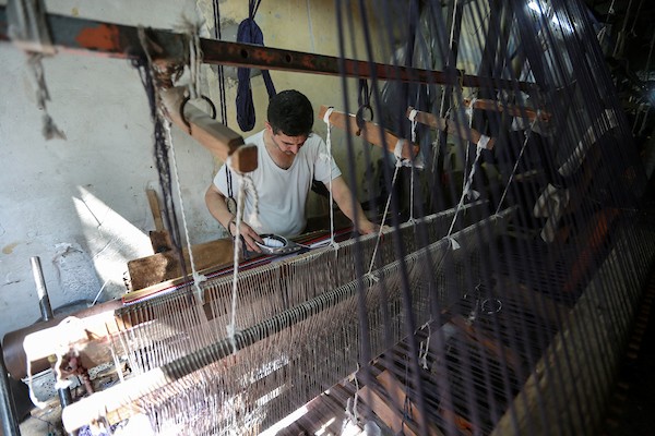 صناعة السجاد اليدوي بغزة تنسج خيوط الأمل لتقاوم الاندثار 5.jpg