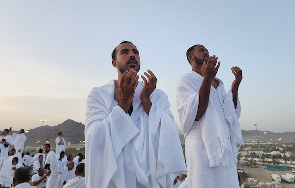 الحجاج المسلمون يقفون على جبل عرفات لأداء مناسبك الحج في مدينة مكة المكرمة 29.jpg