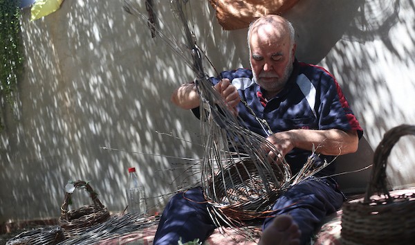 السبعيني زكريا عبود يجتهد في الحفاظ على مهنة صناعة سلال القش من الاندثار داخل منزله في سلفيت 2.jpg