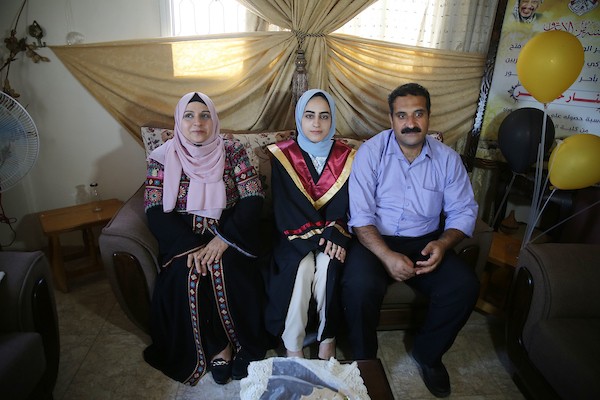 الطالبة اية خضر والحاصلة على بنسبة 99.8% في غزة 6.jpg