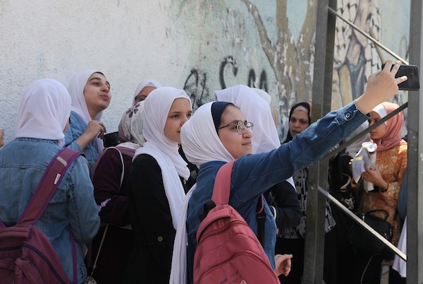 طلبة الثانوية العامة يحتفلون باليوم الأخير من امتحانات توجيهي في مدينة غزة 2.jpg