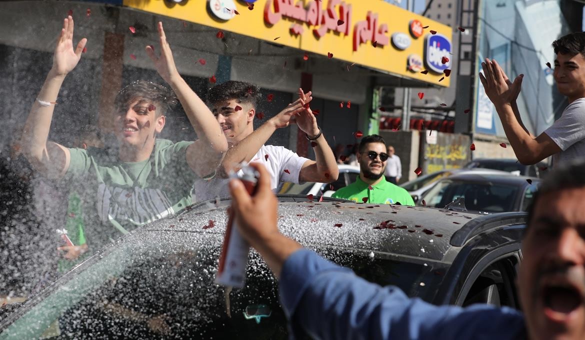 أجواء الاحتفالات بنتائج الثانوية العامة في مدينة الخليل 4.jpg