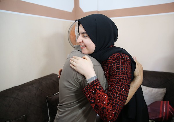 الطالبة اخلاص عاشور والحاصلة على نسبة 99.3% في غزة.jpg