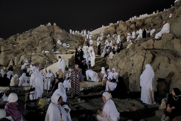 الحجاج المسلمون يقفون على جبل عرفات لأداء مناسبك الحج في مدينة مكة المكرمة 0.jpg