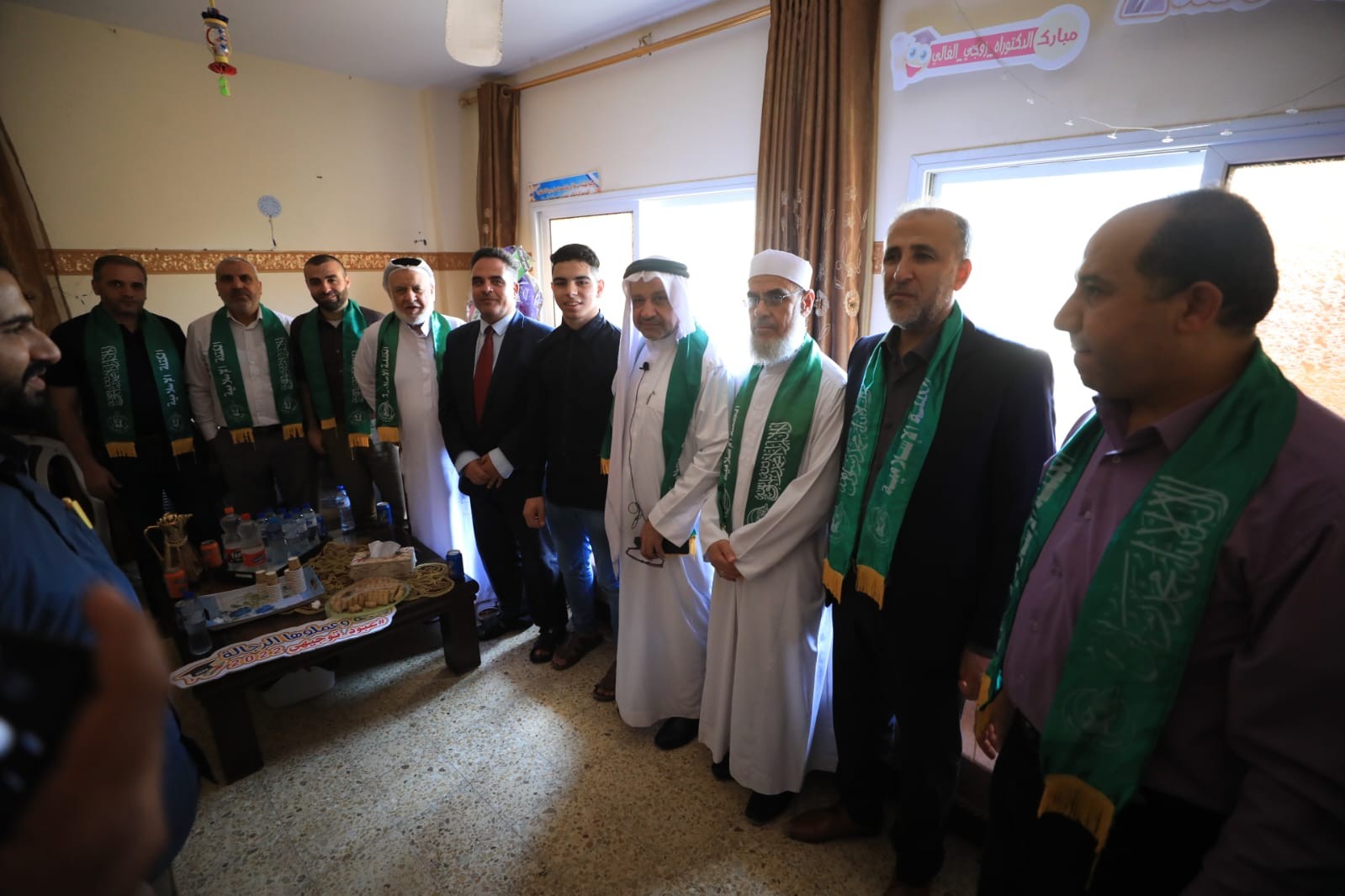 حماس والكتلة الإسلامية وسط القطاع تزوران المتفوقين في الثانوية العامة 11.jpeg