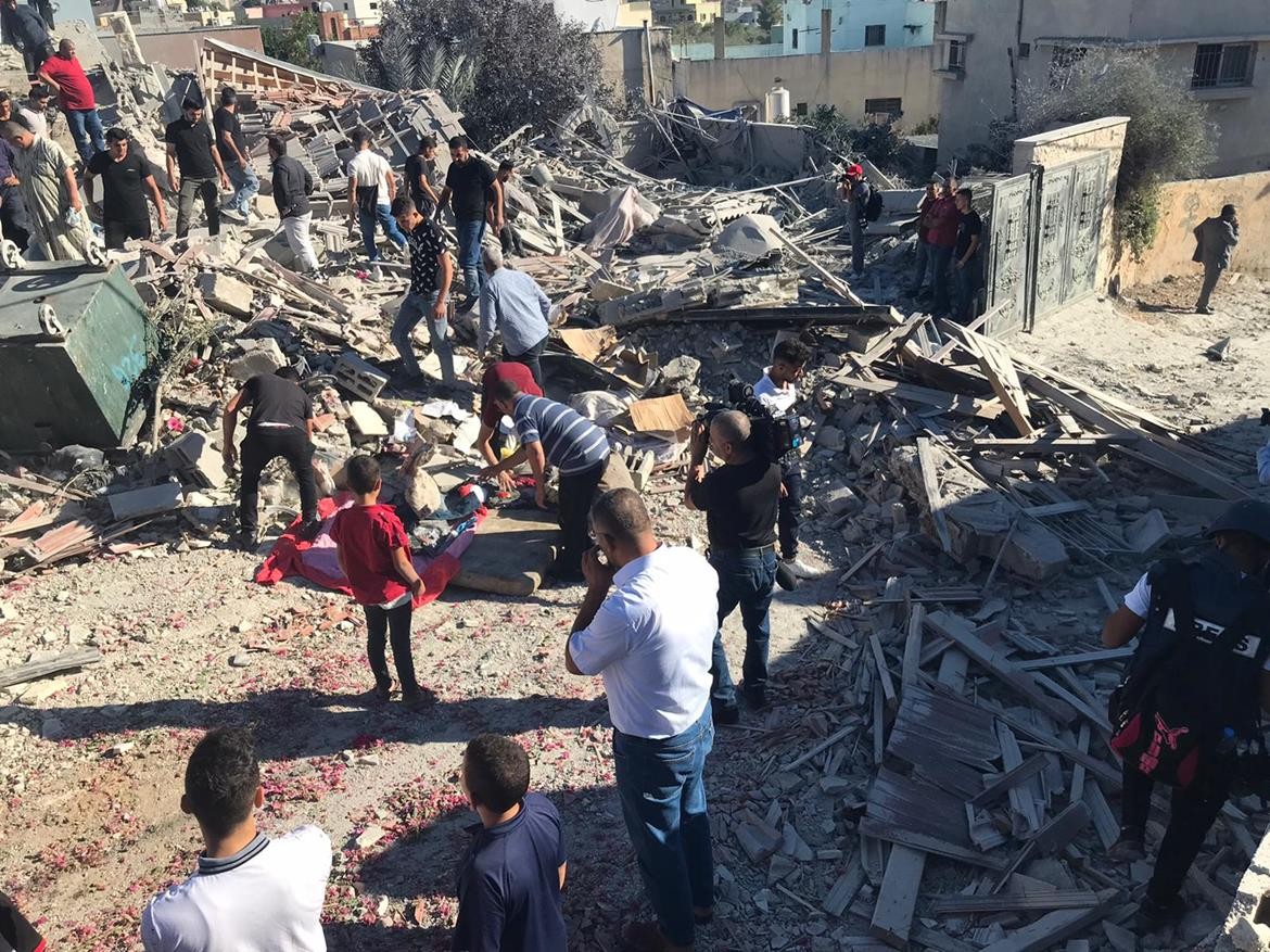 قوات الاحتلال الاسرائيلي تفجر منزل الأسير يحيى مرعي وتهدم منزل المواطن سميح عاصي في بلدة قراوة بني حسان.jpg