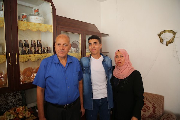 الأول على الفرع العلمي أنس الحرازين 6.jpg