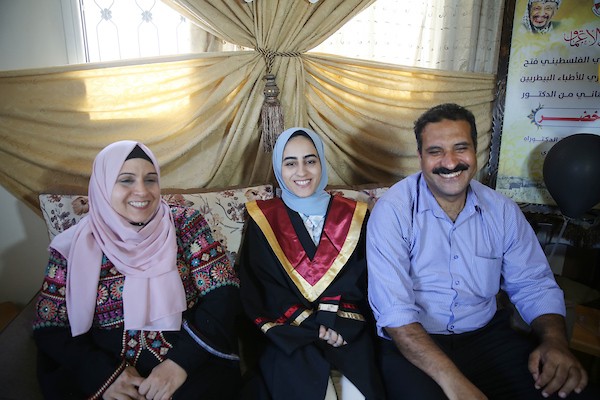 الطالبة اية خضر والحاصلة على بنسبة 99.8% في غزة 3.jpg