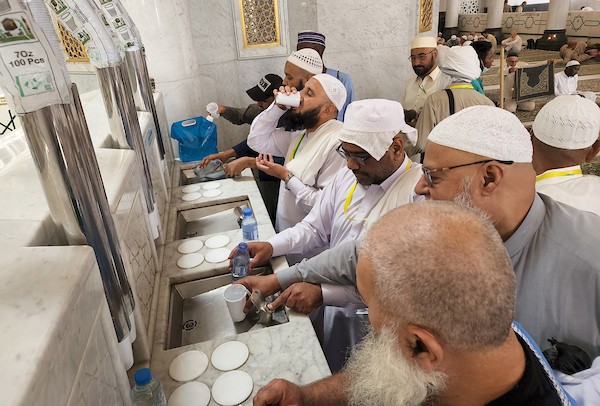 الحجاج المسلمون يشربون من ماء زمزم خلال موسم الحج داخل المسجد الحرام في مدينة مكة المكرمة 14.jpg
