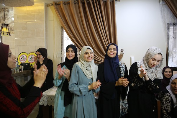 الطالبة سجى عبد العزيز والحاصلة على نسبة 99.4% في غزة 3.jpg