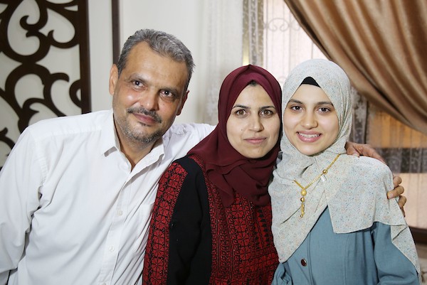 الطالبة سجى عبد العزيز والحاصلة على نسبة 99.4% في غزة 4.jpg