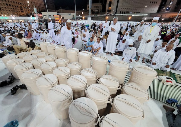 الحجاج المسلمون يشربون من ماء زمزم خلال موسم الحج داخل المسجد الحرام في مدينة مكة المكرمة 15.jpg