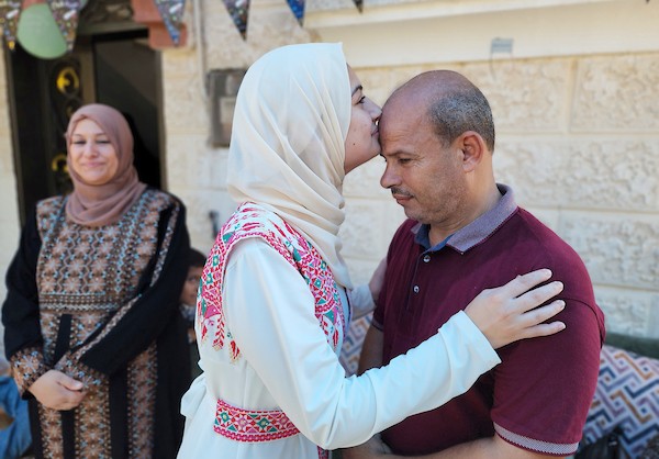 الطالبة رغد ابوعامر الحاصلة على نسبة 99.6% في مدينة خان يونس جنوب قطاع غزة 4.jpg