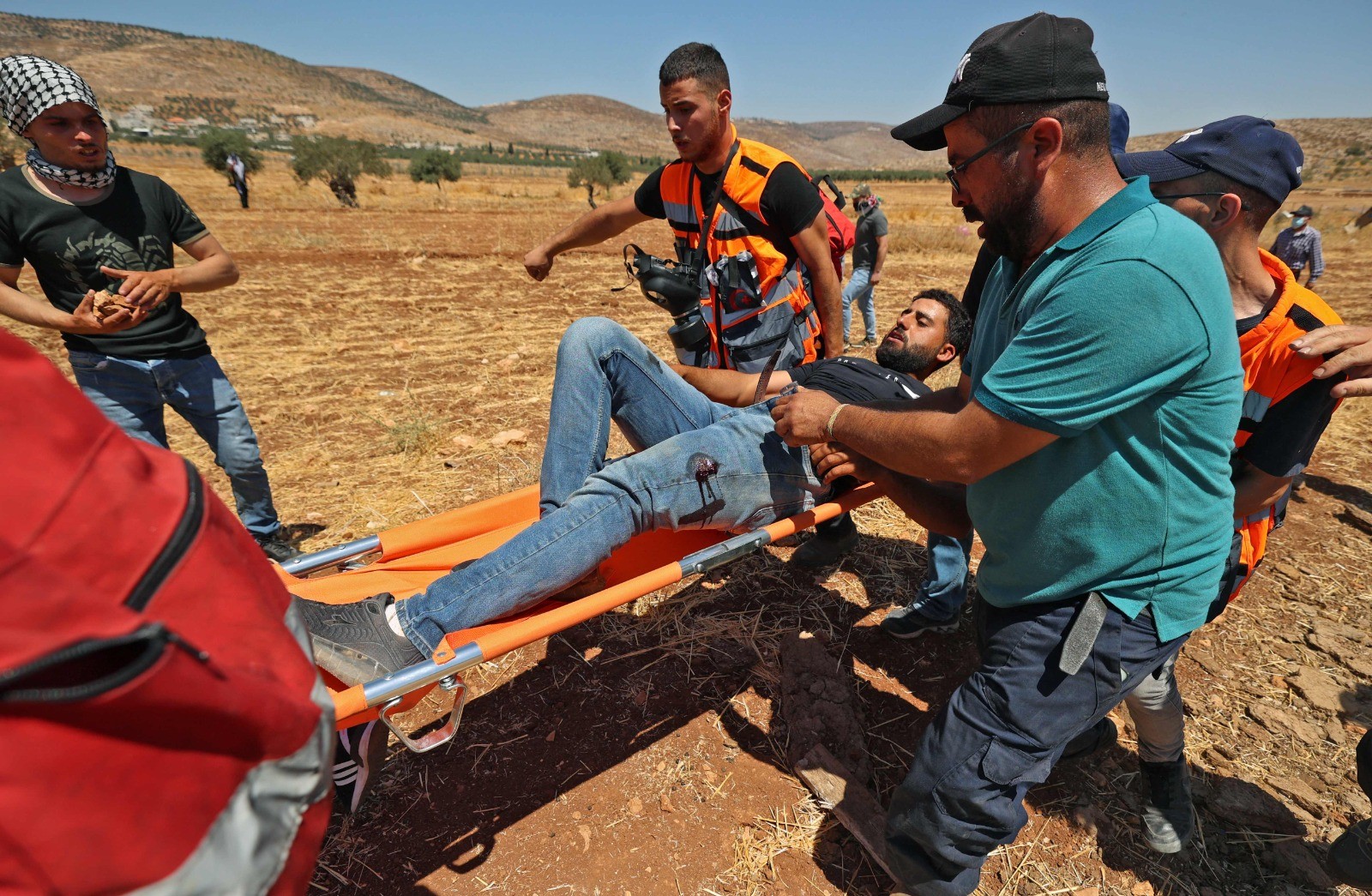 اعتداءات المستوطنين بحماية جيش الاحتلال على أهالي المغير .. تصوير..  الفرنسية  4.jpg