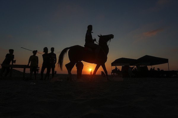 المواطنون الفلسطينيون يصطافون على شاطئ بحر مدينة غزة خلال يوم العطلة 11.jpg