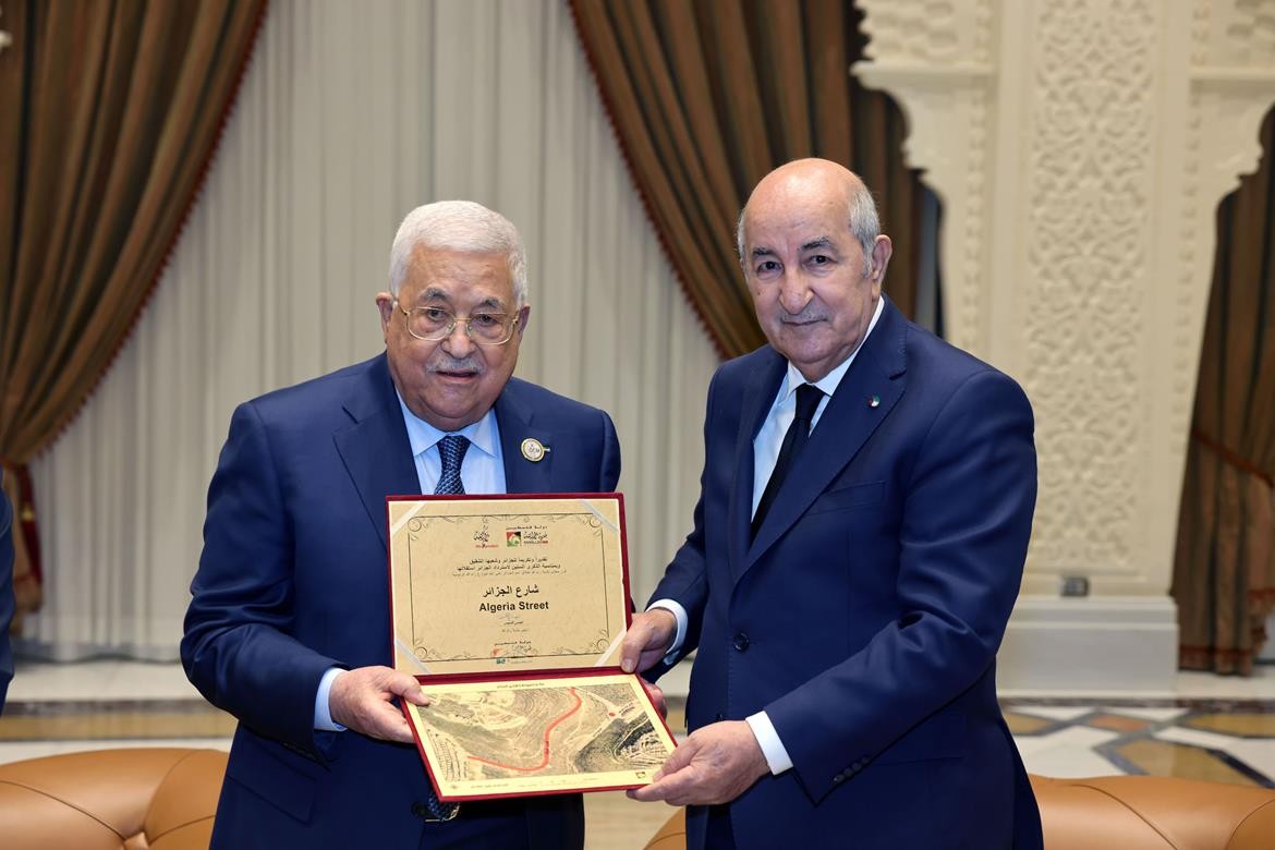الرئيس محمود عباس، يجتمع مع نظيره الجزائري عبد المجيد تبون 2.jpg