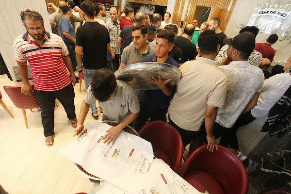 فلسطينيون يشترون الحلويات بعد ظهور نتائج الثانوية العامة في مدينة غزة 15.jpg