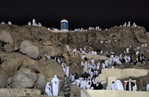 الحجاج المسلمون يقفون على جبل عرفات لأداء مناسبك الحج في مدينة مكة المكرمة 5.jpg