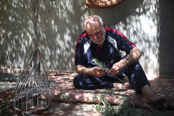 السبعيني زكريا عبود يجتهد في الحفاظ على مهنة صناعة سلال القش من الاندثار داخل منزله في سلفيت 8.jpg