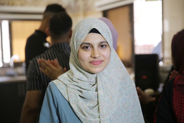 الطالبة سجى عبد العزيز والحاصلة على نسبة 99.4% في غزة 2.jpg