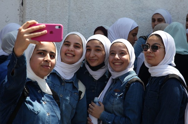 طلبة الثانوية العامة يحتفلون باليوم الأخير من امتحانات توجيهي في مدينة غزة 10.jpg